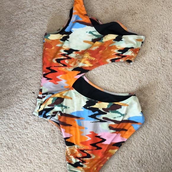 solid & striped Claudia Printed Asymmetric suit - Picture 15 of 15